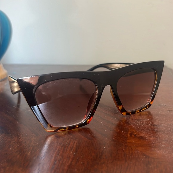 Accessories - Tortoise sunglasses